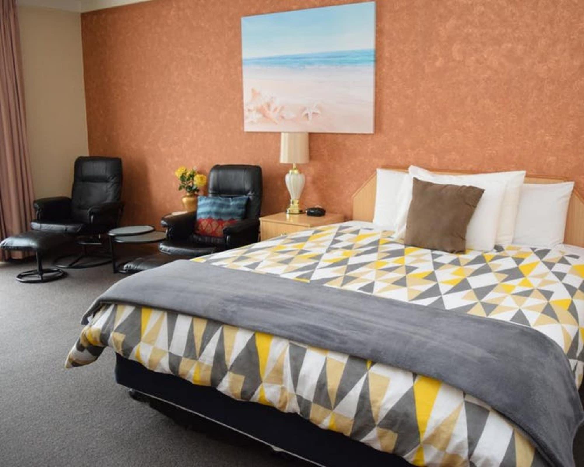 Golden Age Motor Inn Кеанбеан Екстериор снимка
