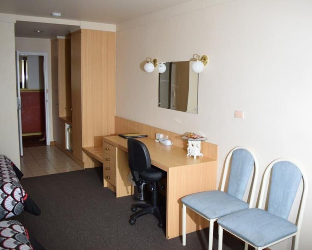 Golden Age Motor Inn Кеанбеан Екстериор снимка