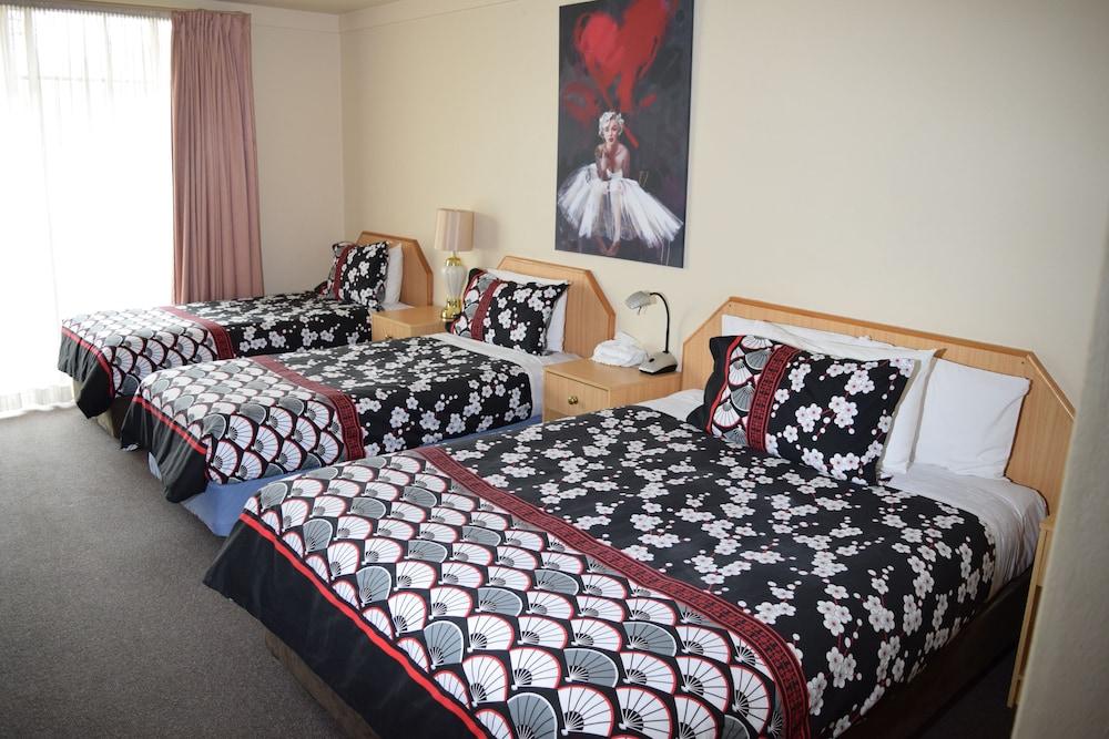 Golden Age Motor Inn Кеанбеан Екстериор снимка