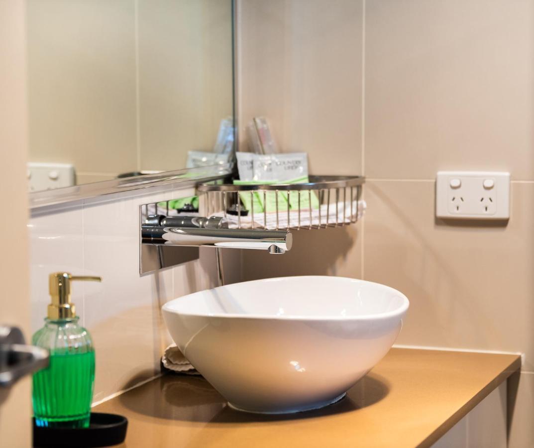 Golden Age Motor Inn Кеанбеан Екстериор снимка