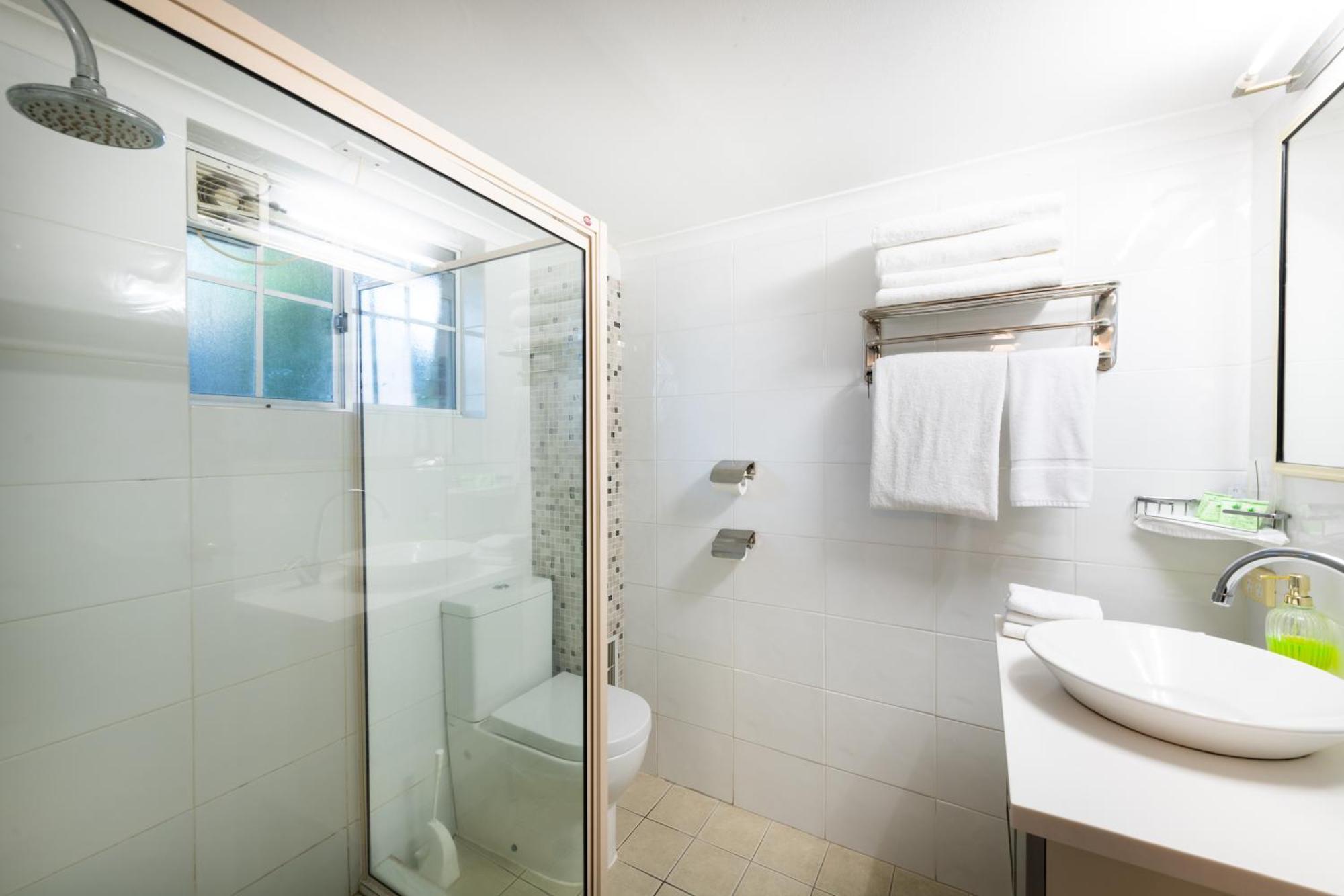 Golden Age Motor Inn Кеанбеан Екстериор снимка