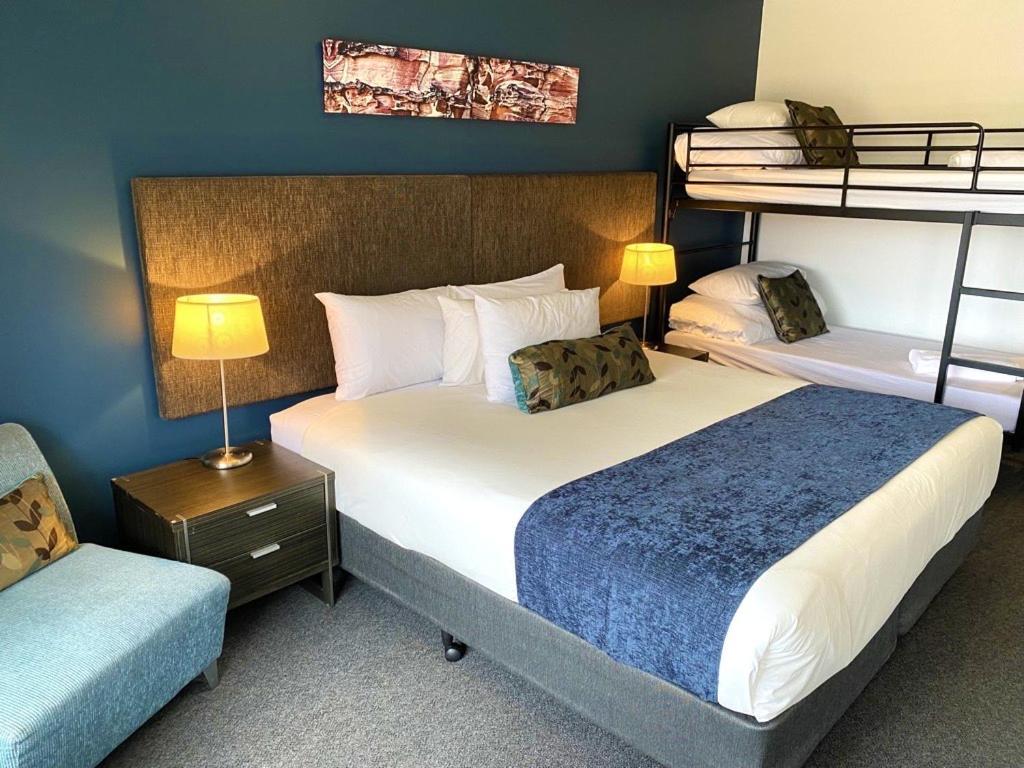 Golden Age Motor Inn Кеанбеан Екстериор снимка