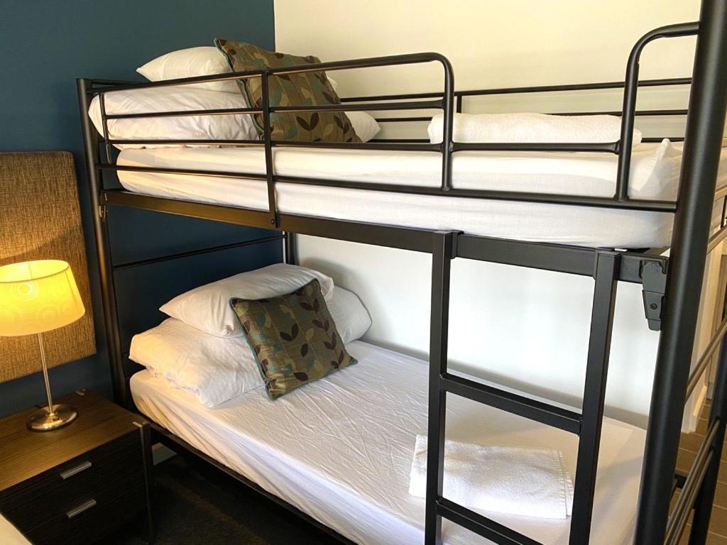 Golden Age Motor Inn Кеанбеан Екстериор снимка