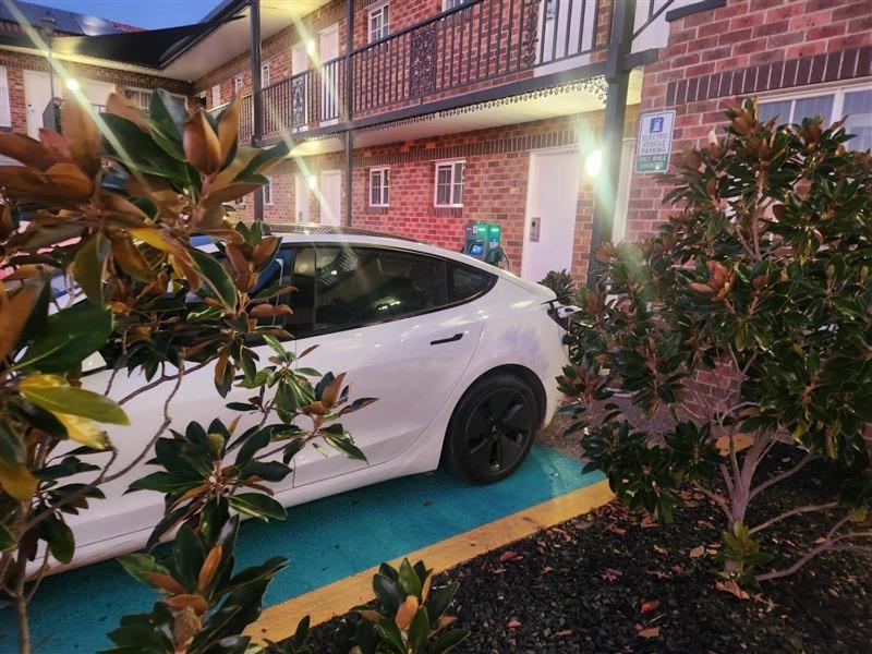 Golden Age Motor Inn Кеанбеан Екстериор снимка