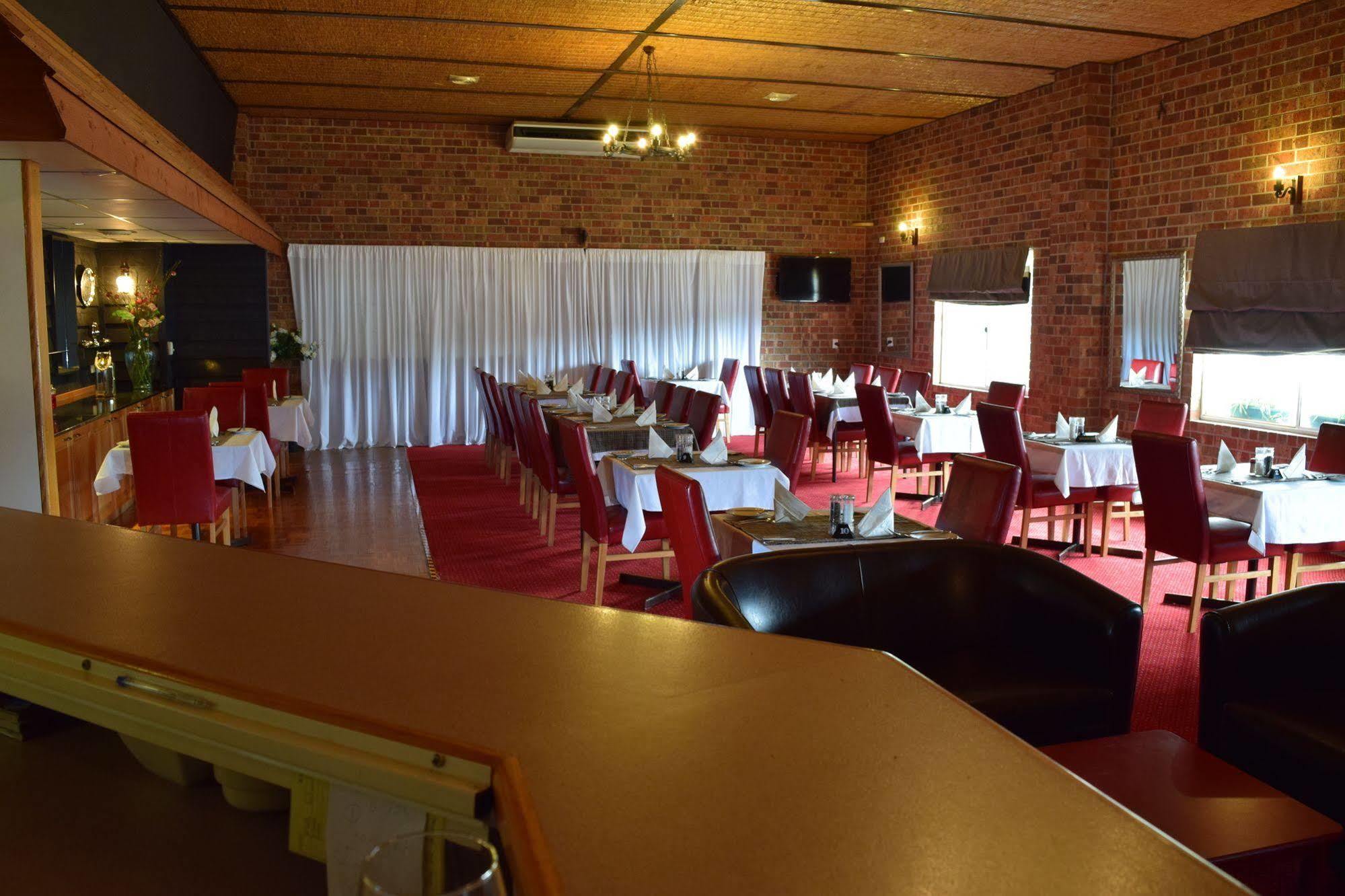 Golden Age Motor Inn Кеанбеан Екстериор снимка